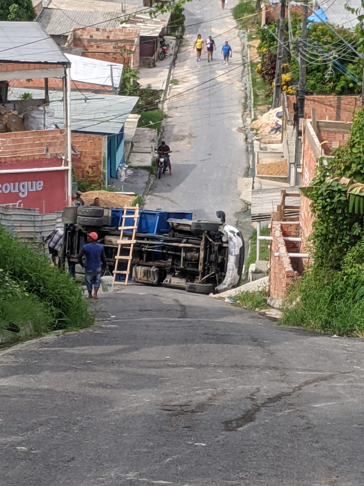 VÍDEO: ao tentar subir ladeira, caçamba com carga de areia tomba em Manaus